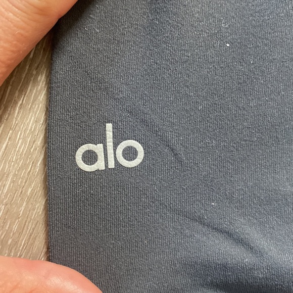 ALO Women’s gray “Airbrush” high-waisted leggings. - Picture 3 of 4